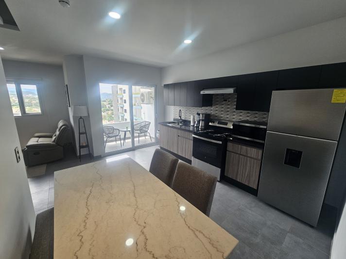 Alquiler Apartamento en Torre Malib&uacute; cuenta con las siguientes caracter&iacute;sticas y ventajas: Completamente amueblado y equipado Climatizado 60 m2 2 habitaciones con closet 2 ba&ntilde;os Sala-comedor Cocina amueblada L&iacute;nea blanca Balc&oacute;n Centro de lavado Calentador de agua Garaje para 2 veh&iacute;culos &Aacute;rea social &Aacute;rea de barbacoa Terraza Jacuzzi Gimnasio Este apartamento combina confort, ubicaci&oacute;n y amenidades en un solo lugar, convirti&eacute;ndose en una excelente oportunidad de renta a un precio de $ 1,250 negociable, incluye cuota de mantenimiento.